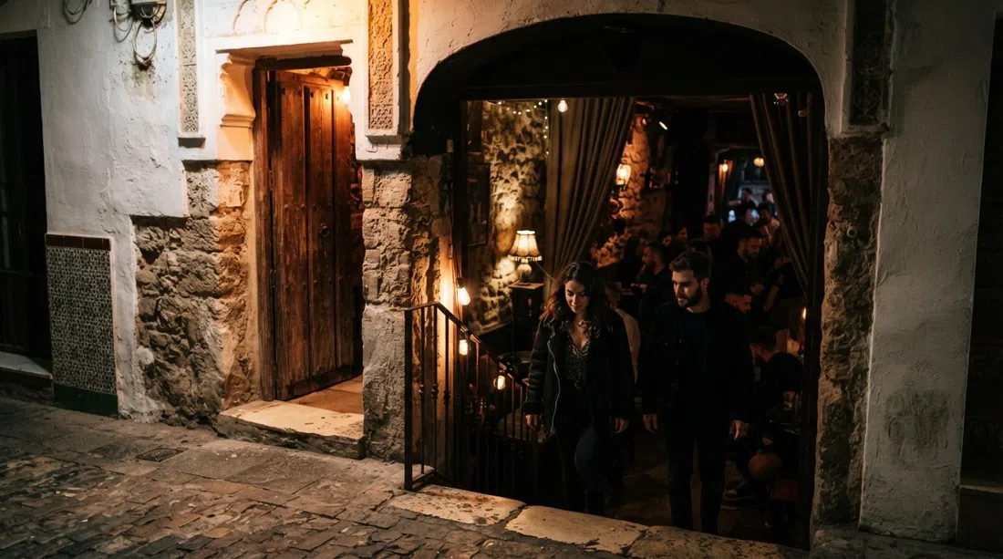 la entrada subterránea e íntima a Quilombo en el Realejo, luz tenue y decoración de influencia morisca que anticipa una sala de house y techno nocturna