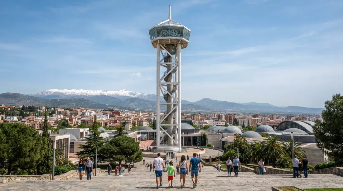 la torre de observación de 50 metros del Parque de las Ciencias, vista desde abajo con el complejo del museo y la ciudad extendiéndose hacia Sierra Nevada